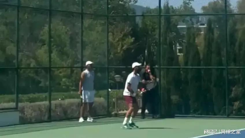 他曾邀请她, 比赛结束时 他曾邀请她, 比赛结束时